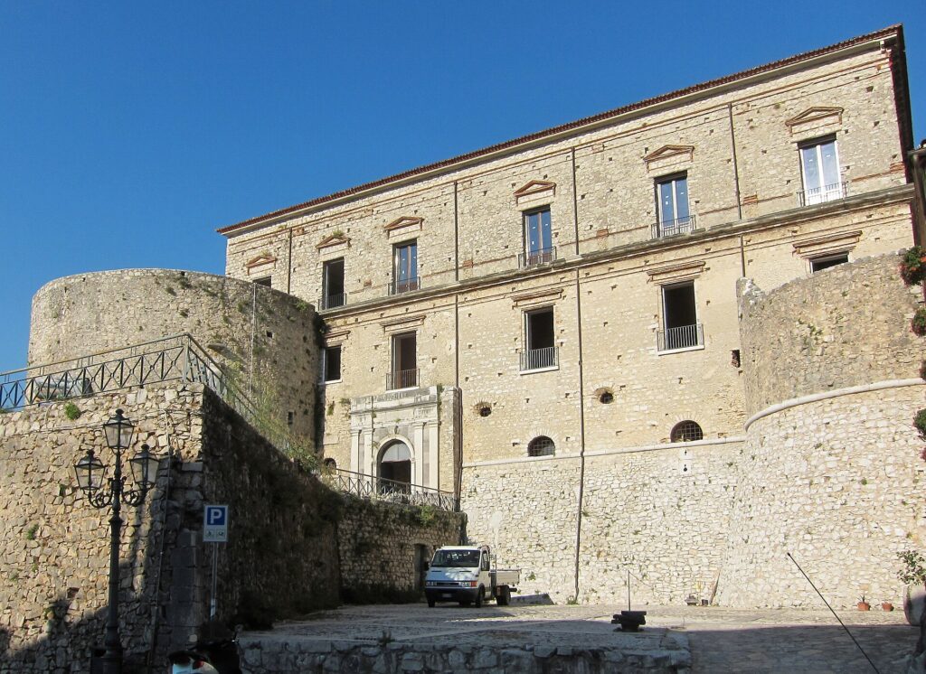 Castello Macchiaroli, il castello medievale di Teggiano nel Vallo di Diano